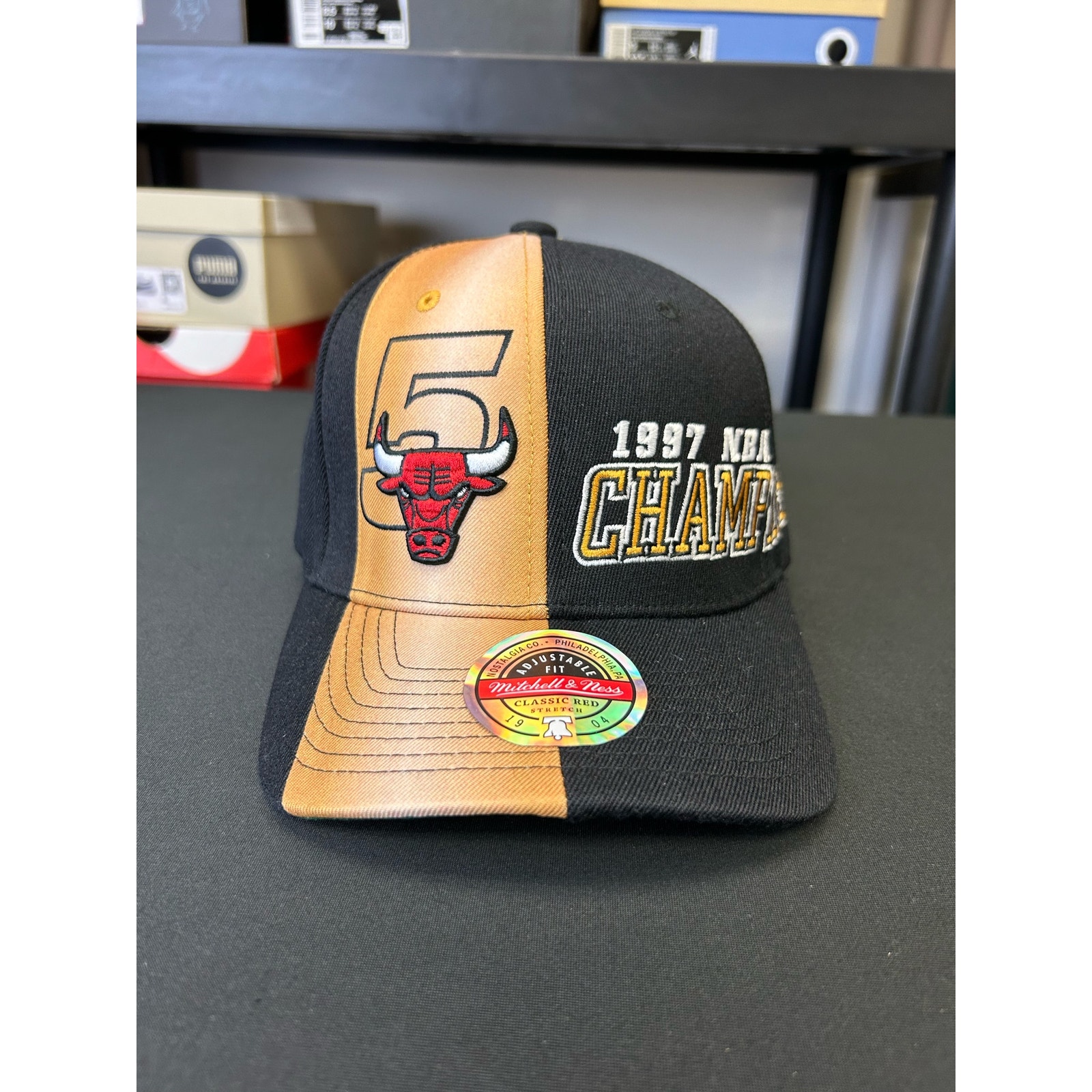 Mitchell  Ness Bulls 97 Championship Snapback  Brand New